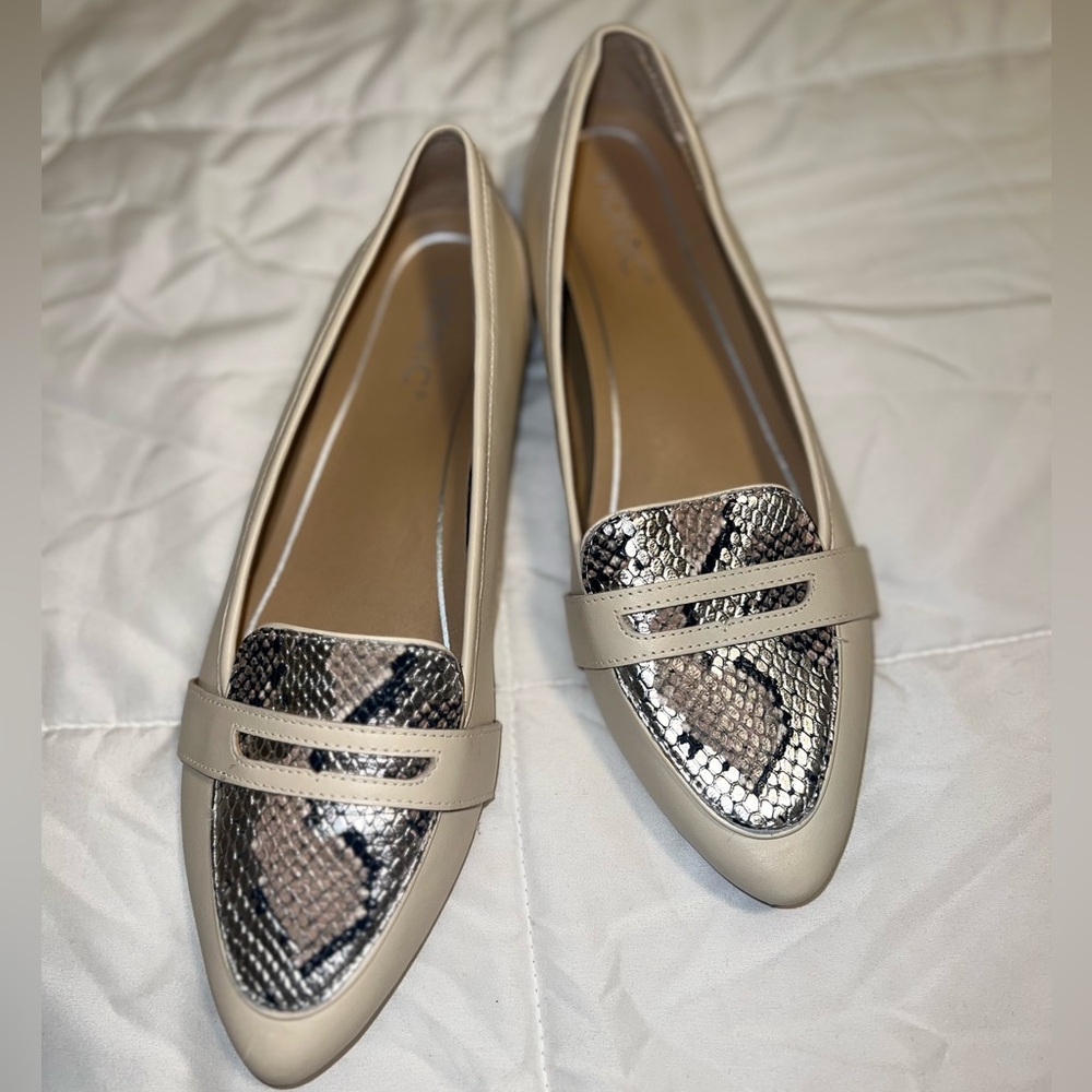 𝅺Vionic Savannah Cream Boa Print Point Toe Flats Size 9